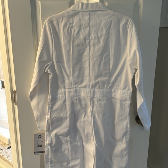 Small white lab coat, tags on, never worn - Picture 2 of 4